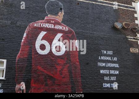 Il murale Trent Alexander Arnold davanti alla UEFA Champions League, turno di 16, partita di calcio di 2a tappa tra Liverpool FC e Paris Saint-Germain l'11 marzo 2025 allo stadio Anfield di Liverpool, Inghilterra Foto Stock