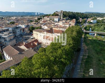 Montélimar (Francia sud-orientale): Vista del castello “château des Adhemar” dal Boulevard du Fust. Lo sfondo della centrale nucleare di Cruas Foto Stock