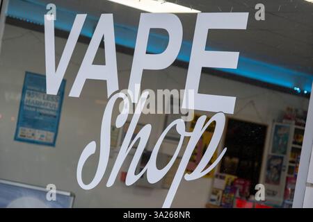 Negozio di Vape che vende vapes monouso, succo di vaoe il 1 febbraio 2025 a Folkestone, Regno Unito. Lo svapo è spesso visto come un'alternativa sicura o più sicura al fumo. È anche relativamente nuovo per il mercato, che ha colpito solo il mainstream negli ultimi dieci anni circa. Le penne monouso sono dispositivi non ricaricabili che generalmente vengono forniti riempiti con liquido elettronico. Recentemente si è discusso molto in termini di salute pubblica, in particolare per quanto riguarda la disponibilità di prodotti vape per i bambini, in particolare vapori usa e getta. Foto Stock