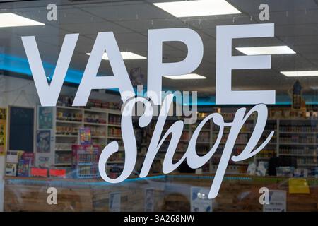 Negozio di Vape che vende vapes monouso, succo di vaoe il 1 febbraio 2025 a Folkestone, Regno Unito. Lo svapo è spesso visto come un'alternativa sicura o più sicura al fumo. È anche relativamente nuovo per il mercato, che ha colpito solo il mainstream negli ultimi dieci anni circa. Le penne monouso sono dispositivi non ricaricabili che generalmente vengono forniti riempiti con liquido elettronico. Recentemente si è discusso molto in termini di salute pubblica, in particolare per quanto riguarda la disponibilità di prodotti vape per i bambini, in particolare vapori usa e getta. Foto Stock