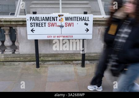 Parliament Street e Whitehall il 19 febbraio 2025 a Londra, Regno Unito. Oltre agli edifici governativi, la strada è conosciuta per le sue statue e i monumenti commemorativi. Questo cartello segna l'incrocio dove Whitehall diventa Parliament Street. Foto Stock