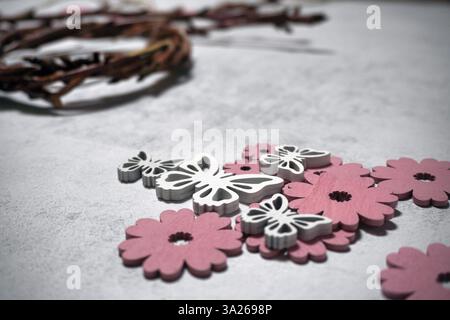 decorazioni primaverili ravvicinate con farfalle e fiori, corone di rami e viti. Foto Stock
