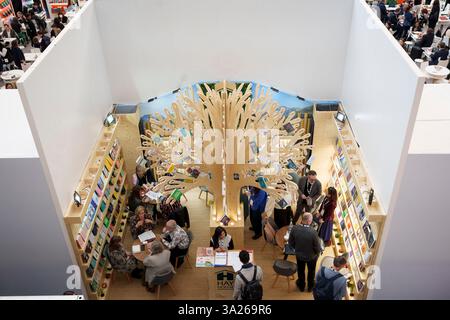 Una vista aerea il primo giorno della London Book Fair presso lo spazio espositivo Olympia London, l'11 marzo 2025, a Londra, Inghilterra. La London Book Fair è un mercato internazionale annuale del settore del libro per la negoziazione dei diritti e la vendita e la distribuzione di contenuti editoriali su stampa, audio, TV, film e canali digitali. «LBF» attrae tipicamente 25.000 visitatori ed espositori durante i suoi tre giorni di evento. Foto Stock