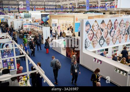 Una vista aerea il primo giorno della London Book Fair presso lo spazio espositivo Olympia London, l'11 marzo 2025, a Londra, Inghilterra. La London Book Fair è un mercato internazionale annuale del settore del libro per la negoziazione dei diritti e la vendita e la distribuzione di contenuti editoriali su stampa, audio, TV, film e canali digitali. «LBF» attrae tipicamente 25.000 visitatori ed espositori durante i suoi tre giorni di evento. Foto Stock