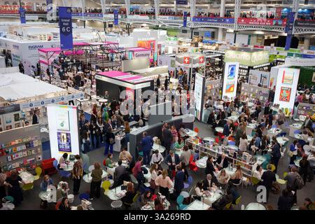 Una vista aerea il primo giorno della London Book Fair presso lo spazio espositivo Olympia London, l'11 marzo 2025, a Londra, Inghilterra. La London Book Fair è un mercato internazionale annuale del settore del libro per la negoziazione dei diritti e la vendita e la distribuzione di contenuti editoriali su stampa, audio, TV, film e canali digitali. «LBF» attrae tipicamente 25.000 visitatori ed espositori durante i suoi tre giorni di evento. Foto Stock