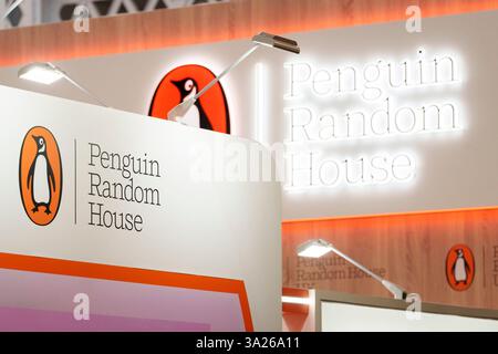 La Penguin Random House si trova nel primo giorno della London Book Fair presso lo spazio espositivo Olympia London, l'11 marzo 2025, a Londra, Inghilterra. La London Book Fair è un mercato internazionale annuale del settore del libro per la negoziazione dei diritti e la vendita e la distribuzione di contenuti editoriali su stampa, audio, TV, film e canali digitali. «LBF» attrae tipicamente 25.000 visitatori ed espositori durante i suoi tre giorni di evento. Foto Stock