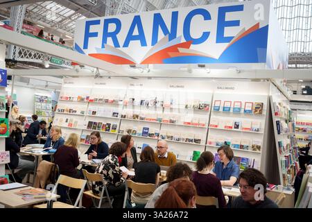 Lo stand francese nel primo giorno della London Book Fair presso lo spazio espositivo Olympia London, l'11 marzo 2025, a Londra, Inghilterra. La London Book Fair è un mercato internazionale annuale del settore del libro per la negoziazione dei diritti e la vendita e la distribuzione di contenuti editoriali su stampa, audio, TV, film e canali digitali. «LBF» attrae tipicamente 25.000 visitatori ed espositori durante i suoi tre giorni di evento. Foto Stock