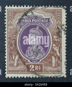 Francobollo cancellato stampato dall'India, che mostra re Giorgio V che indossa la Corona Imperiale dell'India, intorno al 1937. Foto Stock