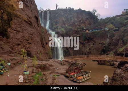 Le Cascades d'Ouzoud, situate nella provincia azilale del Marocco, sono un nome collettivo per diverse cascate a molti livelli. Foto Stock