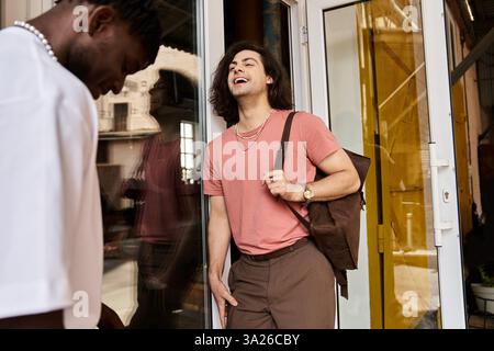 In un ambiente vivace, una coppia gioiosa condivide risate e affetto mentre si godono il loro appuntamento. Foto Stock