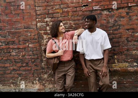 Una coppia amorevole condivide momenti gioiosi in un appuntamento in un affascinante caffè, circondato da ricche pareti in mattoni. Foto Stock