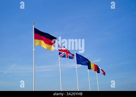 Cinque bandiere rappresentative di Germania, Regno Unito, UE, Francia e Belgio che sventolano contro un cielo azzurro. Hauts-de-France, Francia Foto Stock