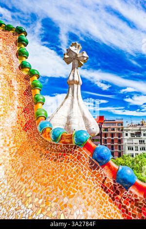 All'aperto sul tetto creazione di Gaudí - Casa Batllo. Spagna. Foto Stock