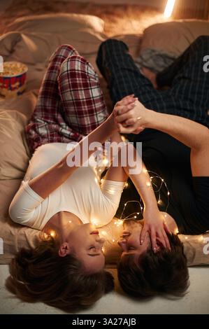Coppia che festeggia l'anno nuovo insieme. Foto Stock