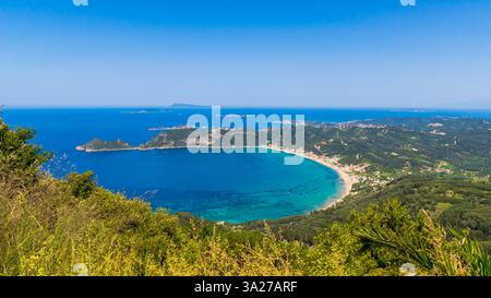 Vista panoramica della baia di Agios Georgios Pagon con il villaggio Afionas e la spiaggia di Porto Timoni a capo, isola di Corfù, Grecia Foto Stock