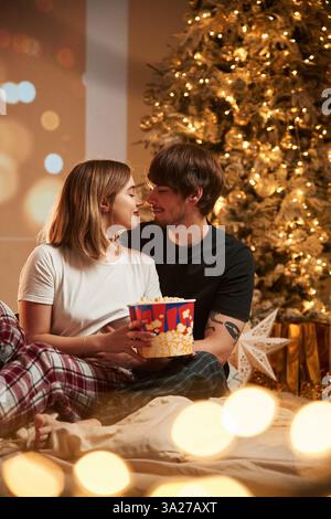 Coppia che festeggia l'anno nuovo insieme. Foto Stock