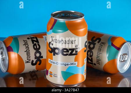 Lattine di Krombacher Spezi in mostra Foto Stock
