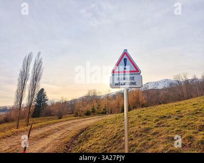 Francia Savoie Maurienne Jarrier : panneau de signalisation Viabilité incertaine sur un chemin de montagne Foto Stock
