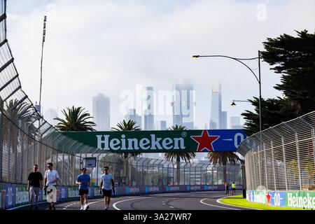 Melbourne, Australia. 12 marzo 2025. Una foschia sopra lo skyline della città di Melbourne davanti al Gran Premio di F1 d'Australia all'Albert Park Grand Prix Circuit. Credito: SOPA Images Limited/Alamy Live News Foto Stock