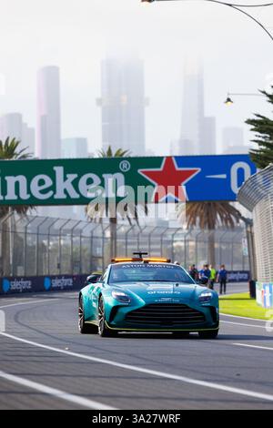 Melbourne, Australia. 12 marzo 2025. L'auto da corsa Aton Martin percorre la pista davanti al Gran Premio di F1 dell'Australia all'Albert Park Grand Prix Circuit. Credito: SOPA Images Limited/Alamy Live News Foto Stock