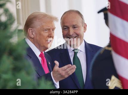 Washington, Stati Uniti. 12 marzo 2025. Il presidente Donald Trump saluta il Taoiseach d'Irlanda Micheal Martin alla Casa Bianca di Washington DC mercoledì 12 marzo 2025. Foto di Bonnie Cash/Pool/ABACAPRESS. COM credito: Abaca Press/Alamy Live News Foto Stock