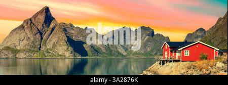 Bellissimo villaggio di pescatori sul fiordo. Splendida natura con cielo al tramonto, riflessi sull'acqua, costa rocciosa e case di pescatori (rorbu). Lofote Foto Stock