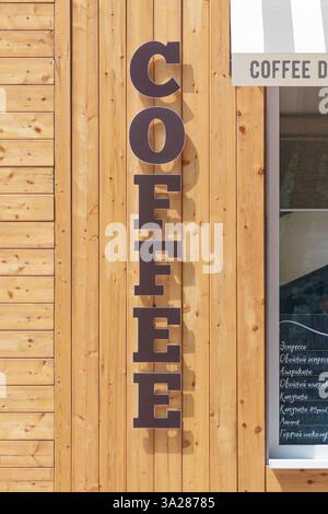 Kropotkin / regione di Krasnodar / Federazione Russa - 29 giugno 2017: La facciata di una caffetteria di strada. Foto Stock