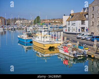 Barche da diporto ormeggiate nel porto e porticciolo di Weymouth, Inghilterra. Foto Stock