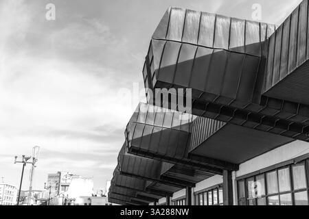 Il Palazzo della Gioventù e dello Sport, precedentemente chiamato boro e Ramiz è una sala polivalente situata a Pristina, in Kosovo. Foto Stock