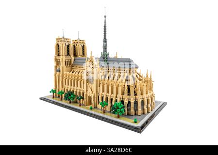 Germania Berlino 11 marzo 2025. Edificio Notre Dame a Parigi realizzato in mattoni Lego isolati su sfondo bianco. Costruttore LEGO. Foto Stock