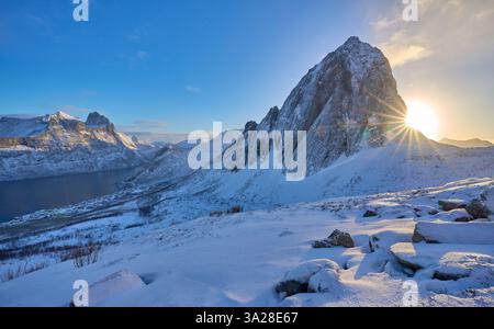Ghiacciato paesaggio invernale della innevata vetta del Segla vicino a Fjordgard, la montagna più famosa dell'isola di Senja nel nord della Norvegia Foto Stock