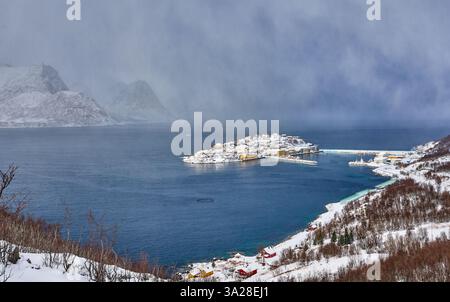 Foto aerea del villaggio e del porto di pescatori di Husøy sull'isola di Senja nel nord della Norvegia Foto Stock