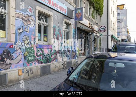 Colorate pitture di facciate in un negozio a Alaunstrasse, Neustadt, Dresda, Sassonia, Germania, Europa Foto Stock