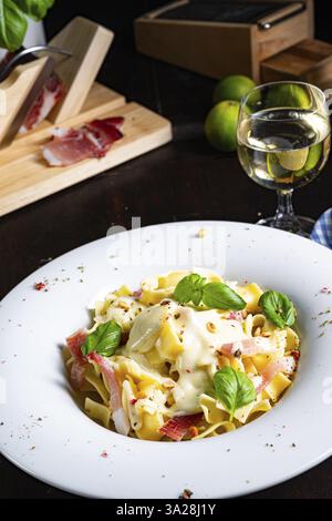 Tagliatelle con salsa Gorgonzola Masarpone e prosciutto Foto Stock