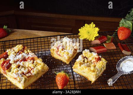Torta di fragole e rabarbaro con crumble Foto Stock