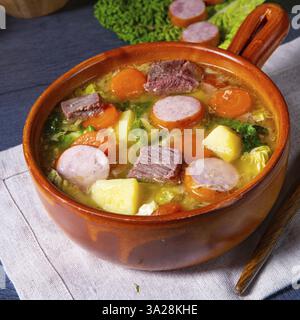 Delizioso stufato di cavolo Savoy in una ciotola rustica Foto Stock