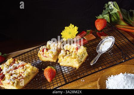 Torta di fragole e rabarbaro con crumble Foto Stock