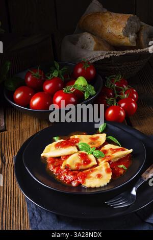 Ravioli alla genovese con basilico e salsa di pomodoro Foto Stock