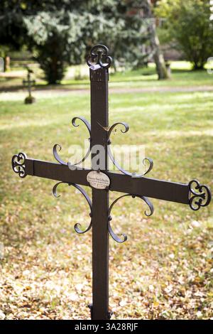 Tomba storica dello chef della duchessa Anna Amalia con croce metallica e posta presso l'Old Cemetery di Weimar, Turingia, Germania, Europa Foto Stock