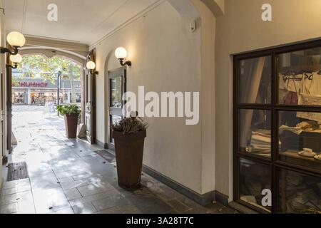 Passaggio nella Kunsthandwerkerpassagen con vista sulla strada principale di Dresda, Sassonia, Germania, Europa Foto Stock