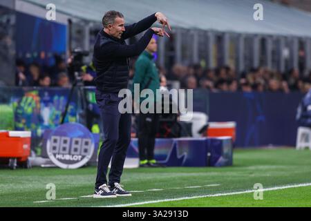 Robin Van Persie Capo allenatore del Feyenoord Rotterdam gesti durante la UEFA Champions League 2024/25 turno di 16 - partita di calcio di 2a tappa tra FC Internazionale e Feyenoord Rotterdam allo Stadio San Siro. Punteggio finale; FC Internazionale 2 : 1 Feyenoord Rotterdam. Foto Stock