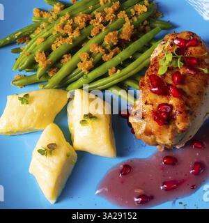 Roulade di pollo con gnocchi polacchi (kopytka) e fagiolini Foto Stock