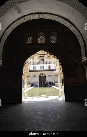 Alhambra, Granada, Andalusia, Spagna, Vista attraverso un arco ombreggiato su un cortile interno aperto, Alhambra, Granada, Andalusia, Spagna, Europa Foto Stock