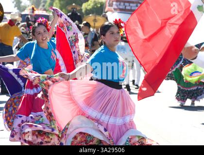 Half Moon Bay, CA - 19 ottobre 2024: Partecipanti non identificati al 52° Festival annuale dell'Arte e della zucca, che partecipano alla parata. Foto Stock