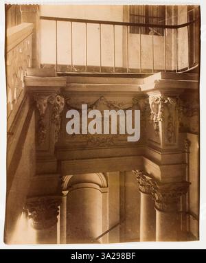 La fotografia di Atget del 68 di Rue Francois Miron mostra l'Hôtel de Beauvais, mettendo in evidenza i dettagli architettonici e gli elementi storici di questo edificio parigino, riflettendo il suo ruolo nella storia architettonica della città. Foto Stock