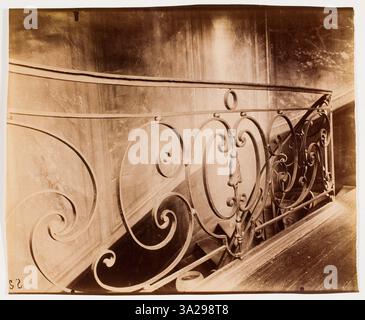 La fotografia di Atget dell'Ancien Hôtel dit de Sartine al 21 di Rue du Cherche Midi a Parigi mette in evidenza l'architettura storica e l'ambiente urbano di questo significativo edificio parigino. Foto Stock