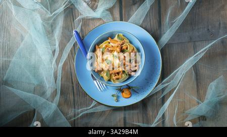 Pappardelle con salsa al formaggio e galline fresche Foto Stock