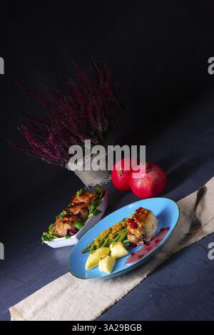 Roulade di pollo con gnocchi polacchi (kopytka) e fagiolini Foto Stock