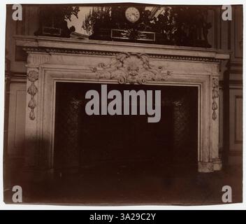 La fotografia di Eugène Atget di Hôtel de Roquelaure, situata al 246 di Boulevard Saint-Germain, Parigi, si concentra sulla facciata ornata e sulle caratteristiche architettoniche tipiche degli edifici classici francesi. Foto Stock