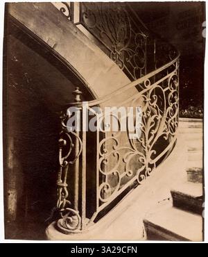 La fotografia di Atget cattura la scalinata che parte dall'Hôtel de Montmorency, mostrando l'eleganza architettonica degli interni di questo edificio parigino. Foto Stock